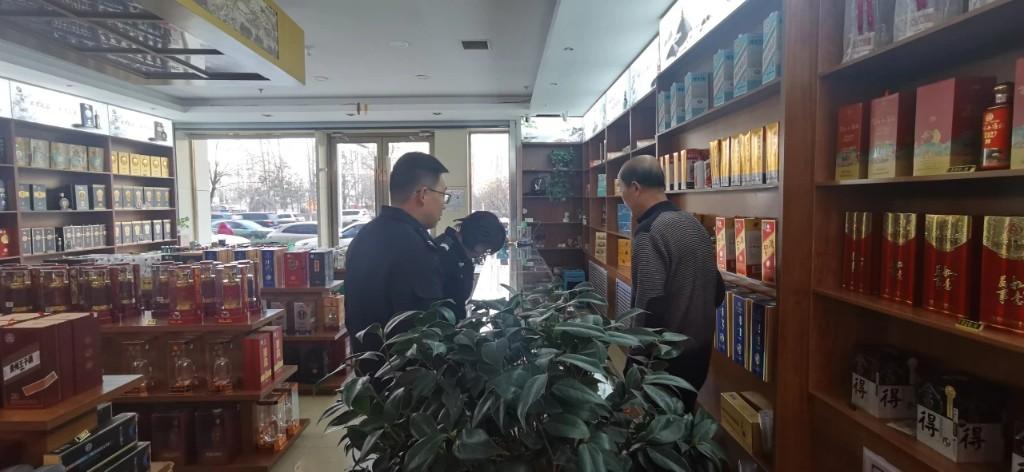 “榆林公安高新分局铁腕整治烟酒市场 筑牢食品安全防线”
